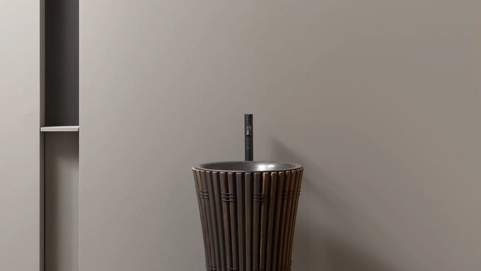 Lavabo freestanding AMDL Circle Ramses in Frassino Moka e Bronzo patinato scuro di Antoniolupi