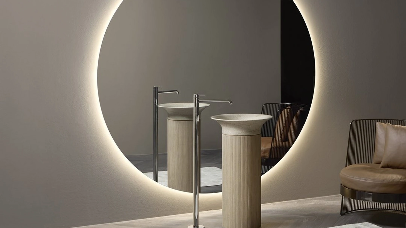 Lavabo freestanding Lilium in marmo con colonna in legno di Antoniolupi