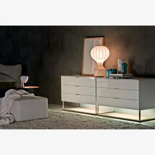 Comò in laccato lucido con base in metallo 909 di Molteni & C