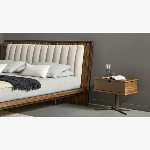 Comodino Nelson in legno con base in metallo di Bonaldo