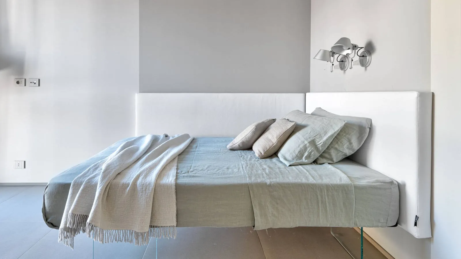 Letto Air 1507 con testiera in tessuto imbottito di Lago