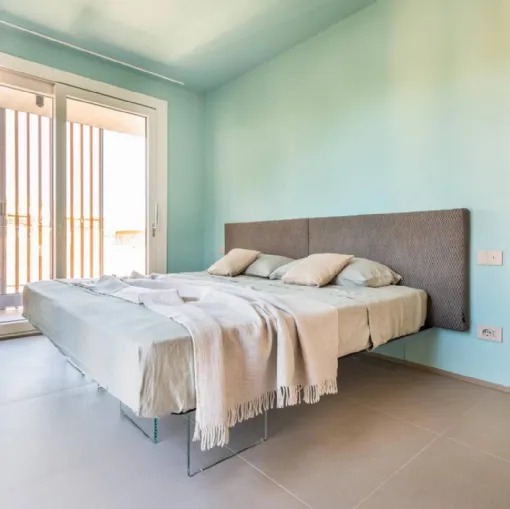 Letto Air 1507 con testiera in tessuto imbottito di Lago
