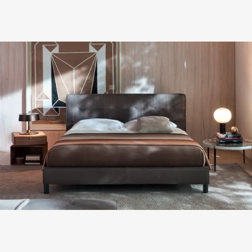Letto matrimoniale in pelle con testiera Anton di Molteni&C