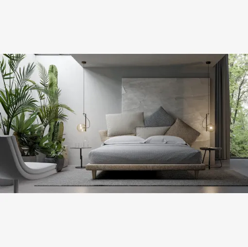 Letto con testiera decorativa e funzionale costituita da cuscini scomposti in tessuto imbottito Picabia di Bonaldo