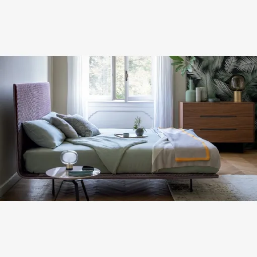 Letto Thin in tessuto trapuntato con testiera di Bonaldo