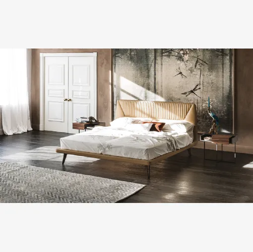 Letto con testiera sagomata imbottita e rivestita in ecopelle Amadeus di Cattelan Italia