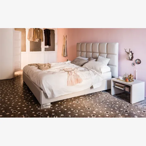 Letto contenitore con testiera in ecopelle trapuntata William di Cattelan Italia