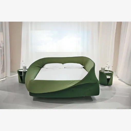 Letto imbottito Colletto 1800 racchiuso da una barriera visiva e sonora di Lago