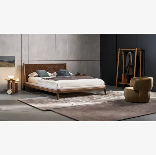 Letto matrimoniale in legno con testiera in cuoio intrecciato Honeymoon di Bonaldo