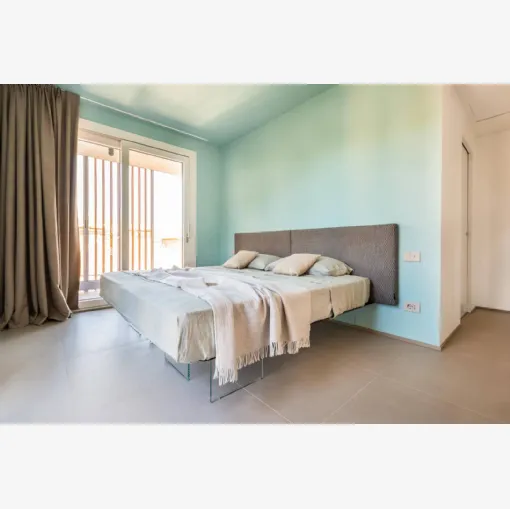Letto con testiera in tessuto Air 1507 di Lago