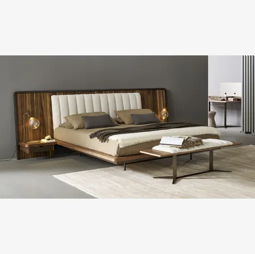 Letto con grande testiera in legno e una più piccola in tessuto imbottito e trapuntato Nelson Bed di Bonaldo