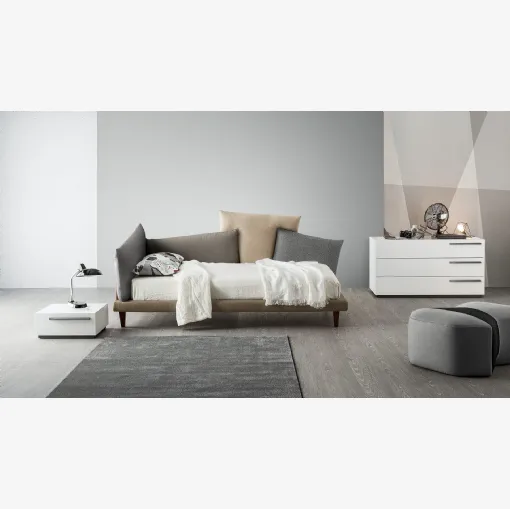 Letto singolo in tessuto imbottito dalle linee insolite Picabia di Bonaldo