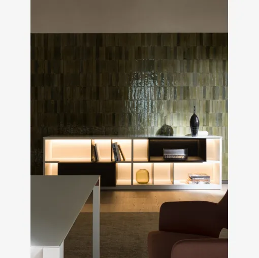 Libreria a muro in laccato opaco con particolari in legno 505 UP SYSTEM 16 di Molteni & C