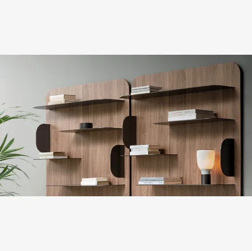 Libreria a muro Blabla in legno con ripiani in metallo di Bonaldo
