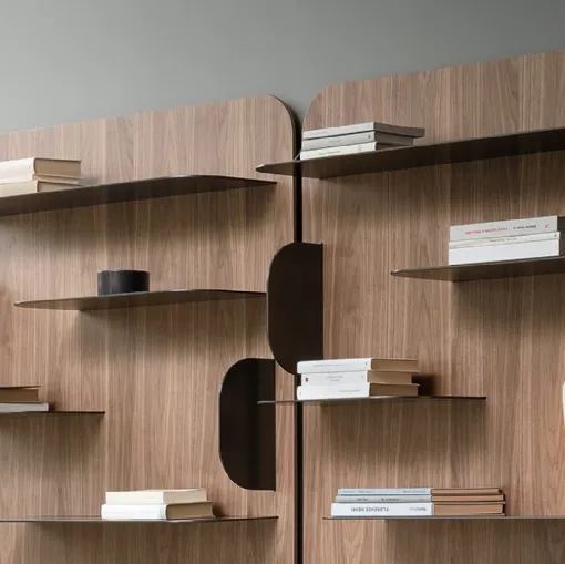 Libreria a muro Blabla in legno con ripiani in metallo di Bonaldo