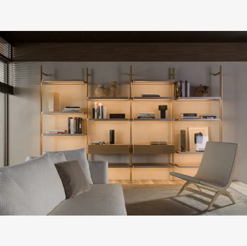 Libreria componibile con montanti in metallo Hector 01 di Molteni & C