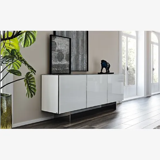 Madia Focus con ante in cristallo extrachiaro verniciato di Cattelan Italia
