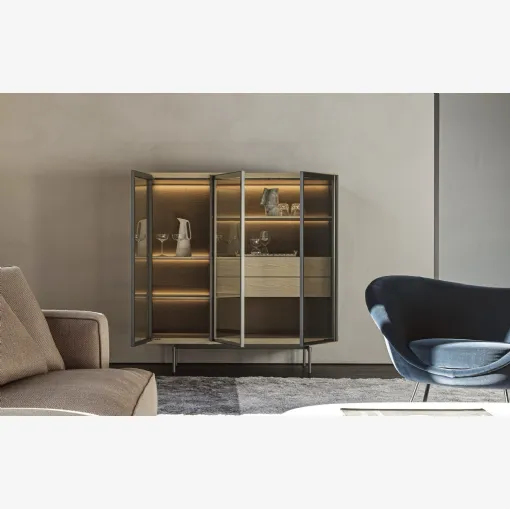 Madia alta con ante in vetro Logos di Molteni & C