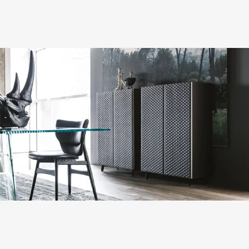 Madia Tiffany in legno con ante rivestite in pelle trapuntata di Cattelan Italia