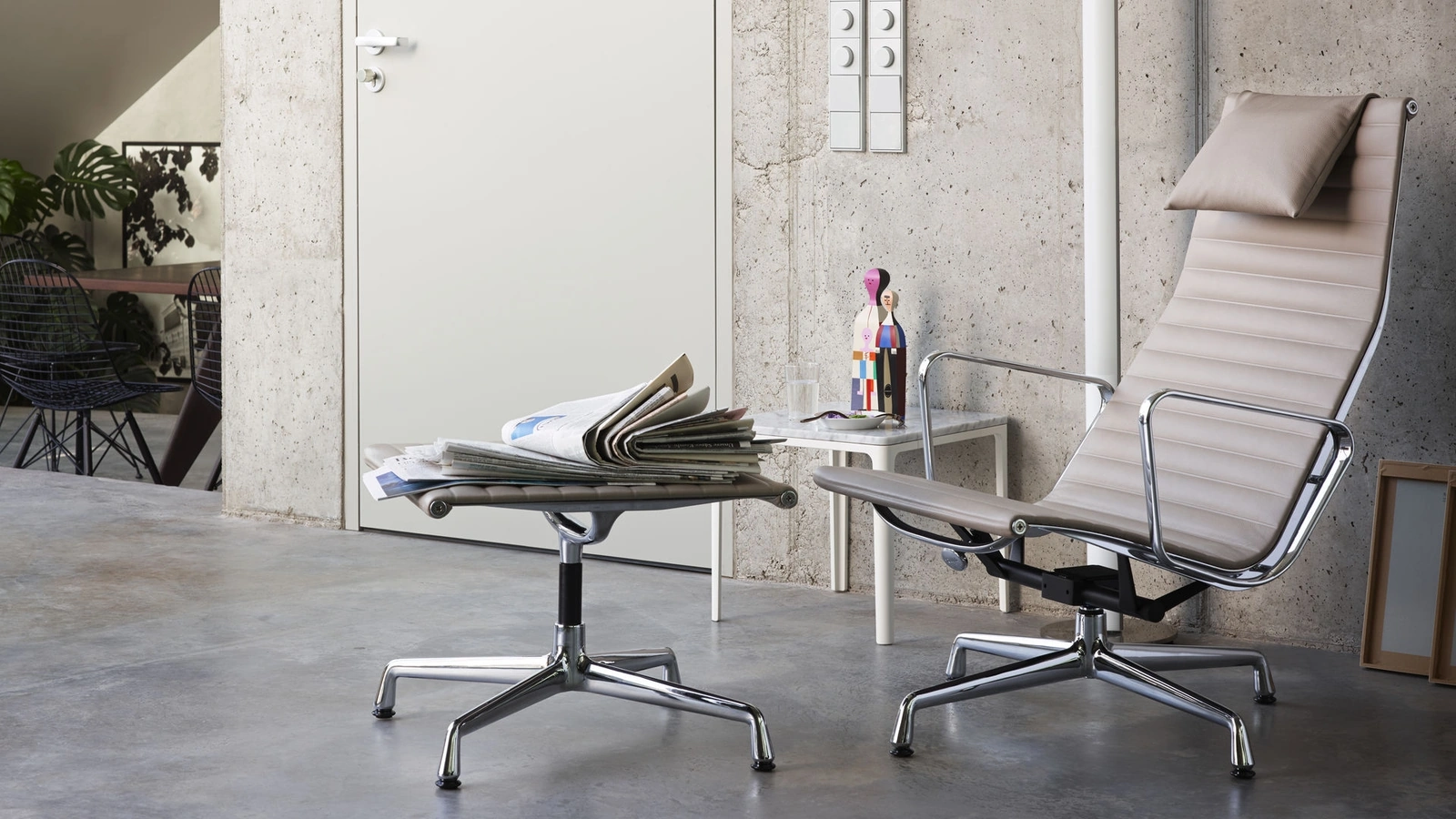 Poltrona in alluminio con rivestimento in pelle Aluminium Chair EA 124 di Vitra