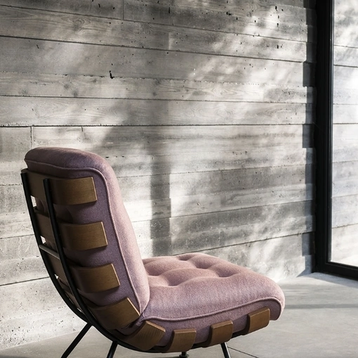 Poltrona Costela in tessuto con scocca in legno di Tacchini