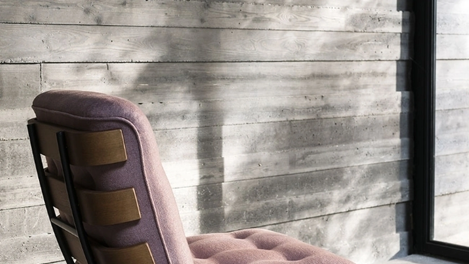 Poltrona Costela in tessuto con scocca in legno di Tacchini