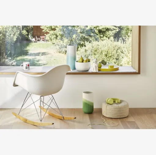 Poltroncina a dondolo in polipropilene con base in metallo e legno Eames Plastic Armchair RAR di Vitra
