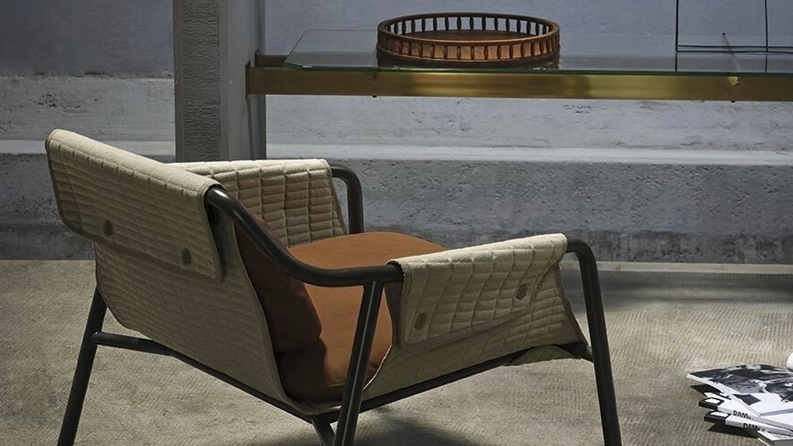 Poltrona Jacket in tessuto trapuntato e struttura metallica di Tacchini