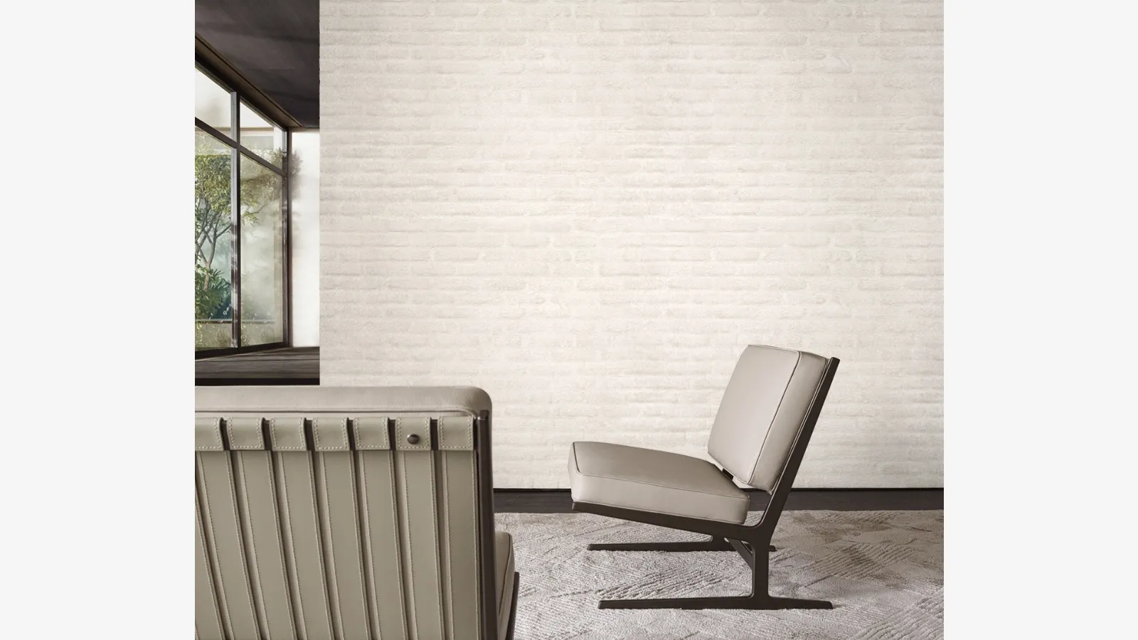 Poltroncina Paula in pelle con struttura in metallo e cinghie in cuoio di Molteni & C