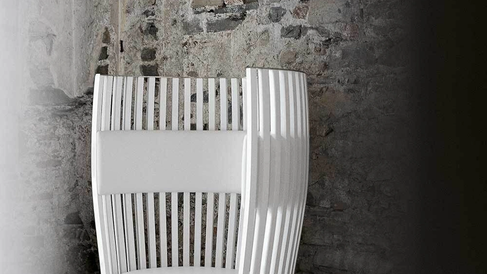 Poltrona SouthBeach realizzata con listelli in massello di faggio di Tacchini