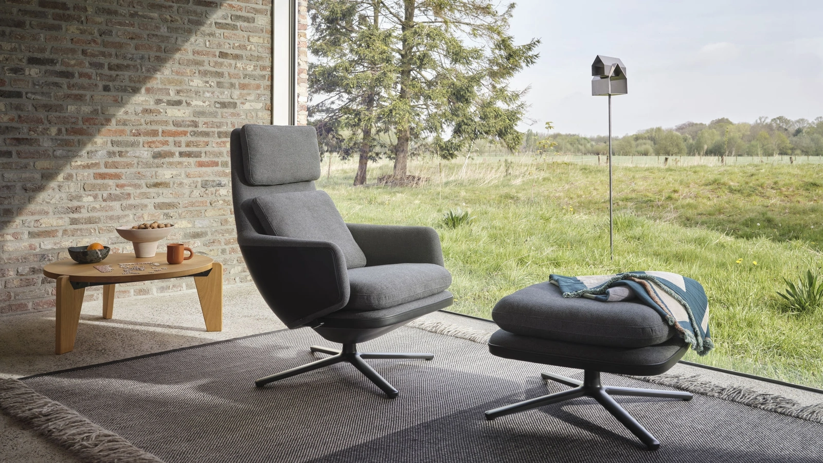 Poltrona Grand Relax & Ottoman di Vitra