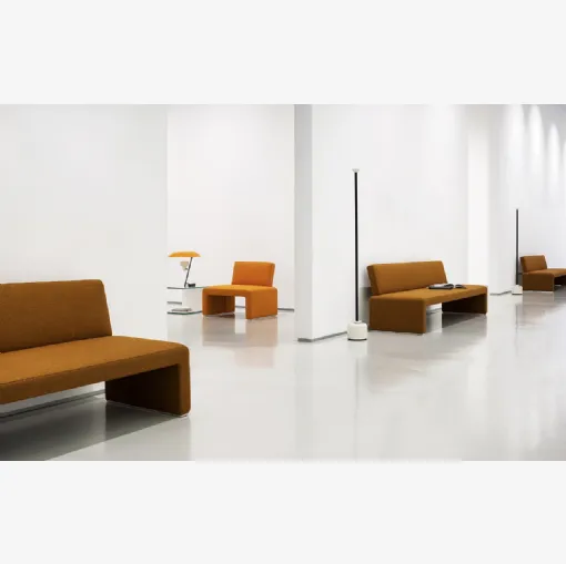 Divano lineare Labanca di Tacchini