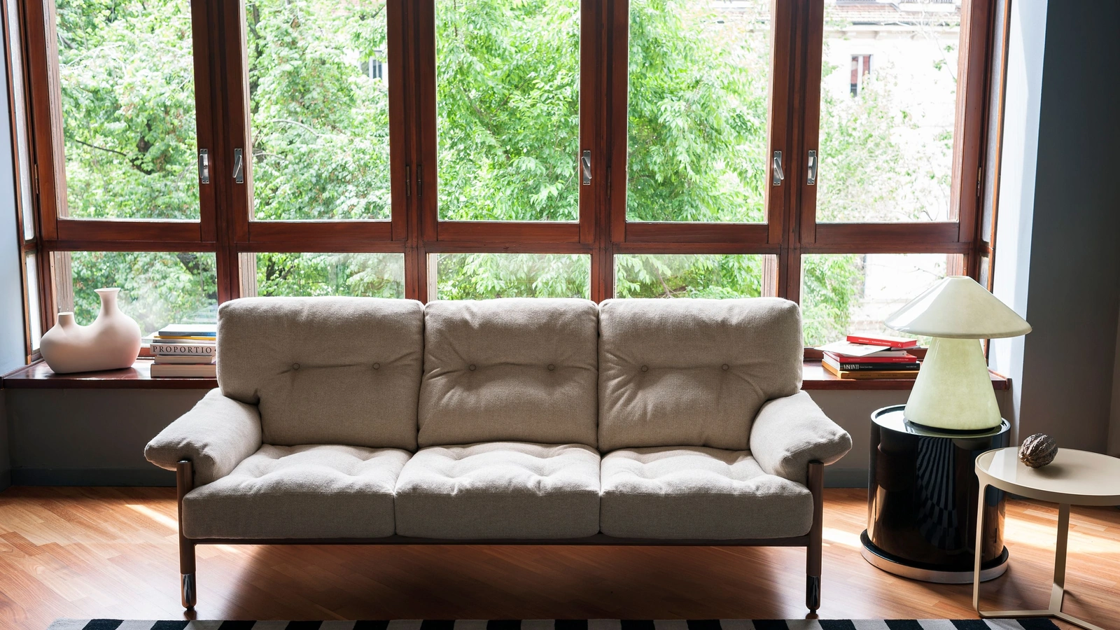 Divano lineare in tessuto Sella di Tacchini