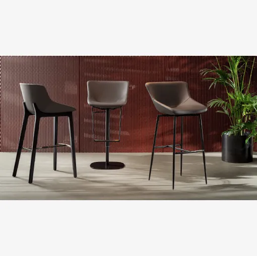 Sgabello Artika Too con scocca rivestita in pelle imbottita di Bonaldo