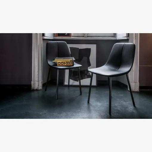 Sedia By Met rivestita in pelle con gambe in metallo di Bonaldo