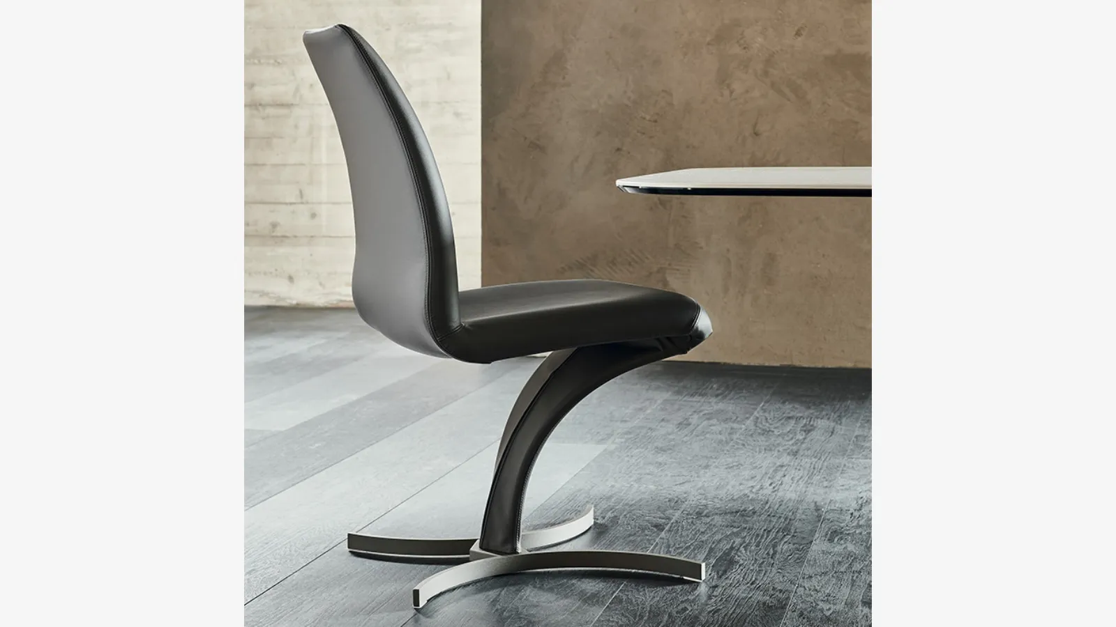 Sedia di design con base in acciaio e rivestimento in pelle Betty di Cattelan Italia