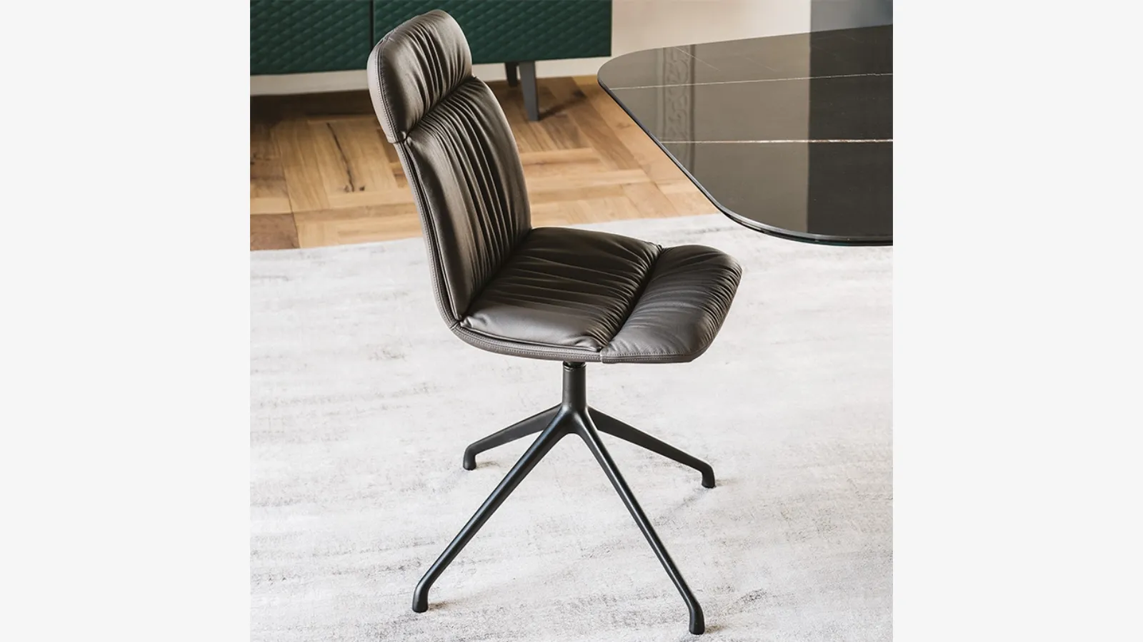 Sedia in acciaio con imbottiura in pelle Kelly di Cattelan Italia