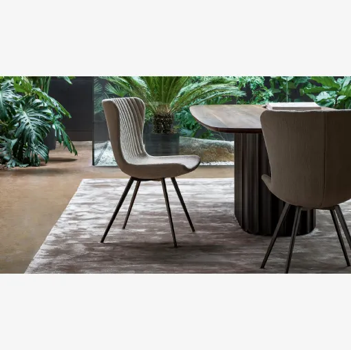 Sedia Colibrì Chair rivestita in tessuto trapuntato con gambe in metallo di Bonaldo