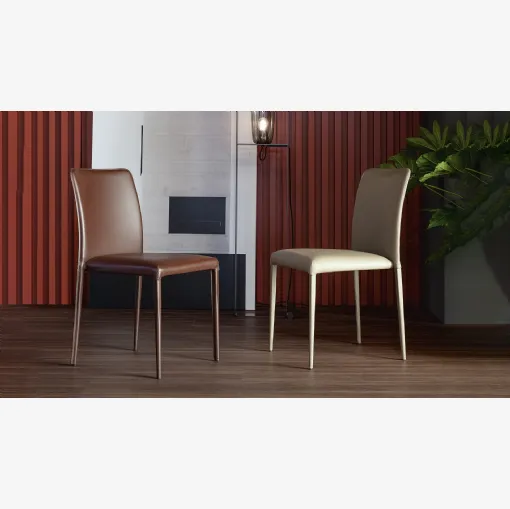 Sedia rivestita in pelle Deli di Bonaldo