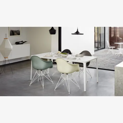 Sedia in poliestere e fibra di vetro con base in filo di acciaio con montanti incrociati Eames Fiberglass Armchair DAR di Vitra