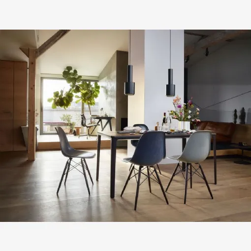 Sedia Eames Fiberglass Side Chair DSW in poliestere con gambe in legno di Vitra