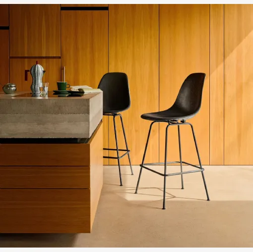 Sgabello Eames Fiberglass Stool Medium di Vitra