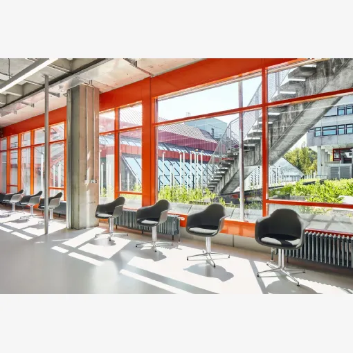 Sedia in polipropilene con base in alluminio Eames Plastic Armchair RE DAL di Vitra