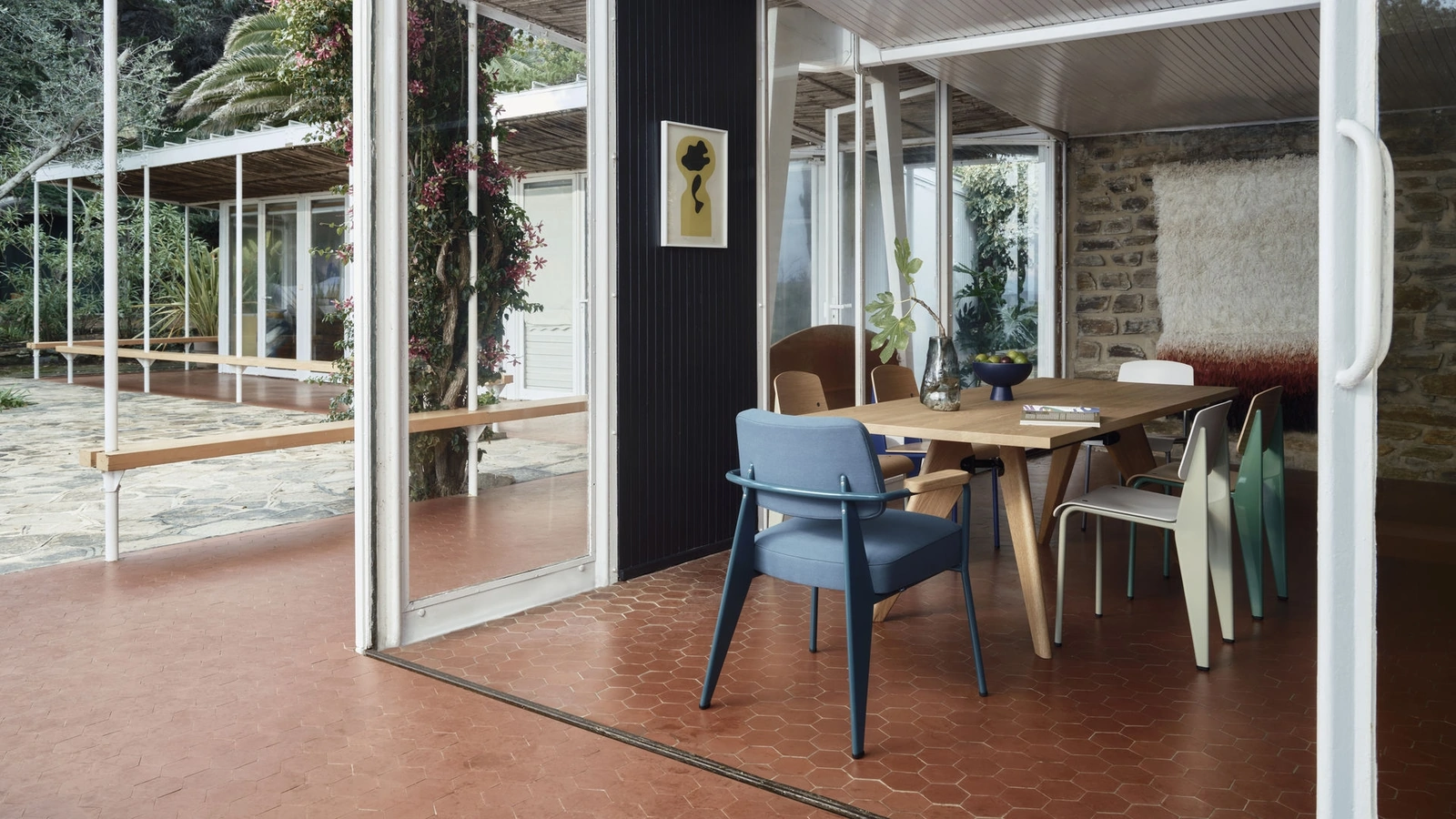 Sedia in tessuto imbottito con base in lamiera di acciaio e braccioli in legno Fauteuil Direction di Vitra