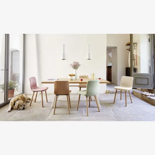 Sedia in tessuto imbottito con base in legno di rovere Hal Soft Wood di Vitra