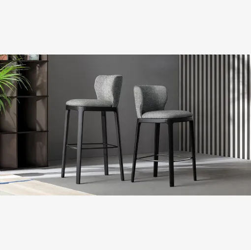 Sgabello in tessuto con struttura in legno Joy Too disponibile in due altezze di Bonaldo
