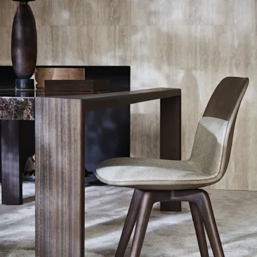 Sedia Barbican con scocca in pelle e tessuto con gambe in legno di Molteni & C
