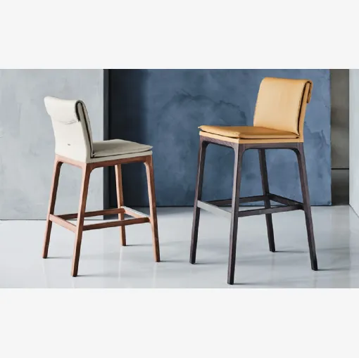 Sgabello in ecopelle con struttura in legno Sofia di Cattelan Italia