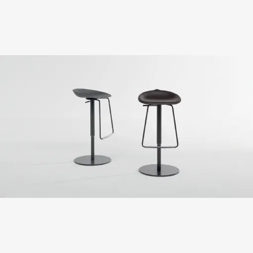 Sgabello minimale con seduta in plastica o rivestita in cuoio Tab di Bonaldo
