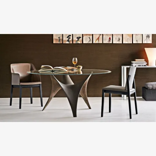 Tavolo rotondo con top in Vetro e base scultorea in Cemento Bronzo Arc di Molteni & C